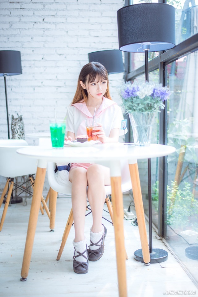 不爱的爱情，永远不会变坏。所以，我们调情，我们暧昧，却永远不要相爱。